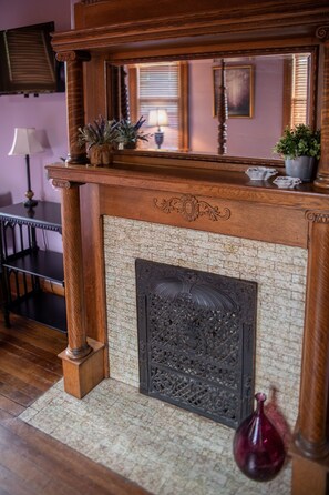 The Meadow Room (King with Bathtub) Main House | Individually decorated, individually furnished, desk, laptop workspace - Elk River Hotel (Sutton)