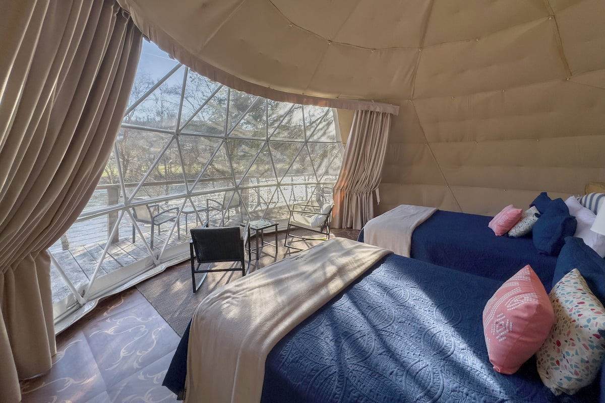 Tienda de campaña panorámica (The Walnut Glamping Dome) | Decoración personalizada, muebles diferentes y escritorio