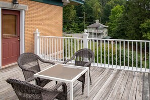 The Autumn (Queen with Veranda) Main House | Terrace/patio - Elk River Hotel (Sutton)