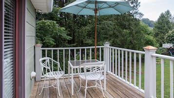 The Snow Room (Queen) Carriage House | Terrace/patio