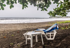 En la playa y camastros 