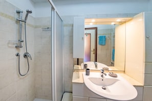 Een douche, een haardroger, een bidet, handdoeken