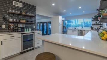 Frigorífic, microones, placa de cuina i rentaplats