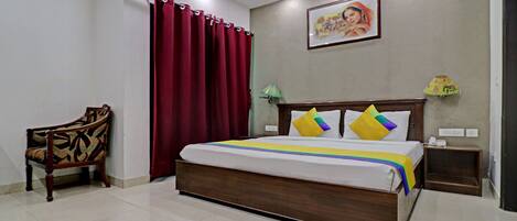 Habitació estàndard | Escriptori i roba de llit