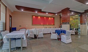 Restaurant - Itsy Hotels Hamlets Stay (Noida)