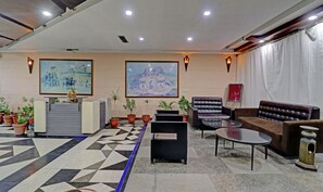Lobby sitting area - Itsy Hotels Hamlets Stay (Noida)