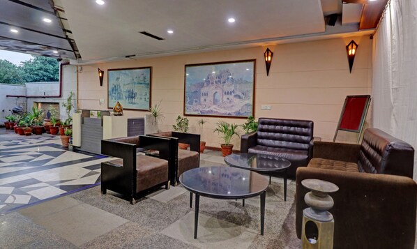 Lobby sitting area - Itsy Hotels Hamlets Stay (Noida)