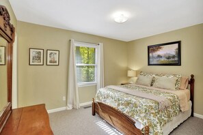 3 habitaciones, escritorio y tabla de planchar con plancha 