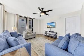 Signature-Apartment, 3 Schlafzimmer, Balkon | Wohnzimmer