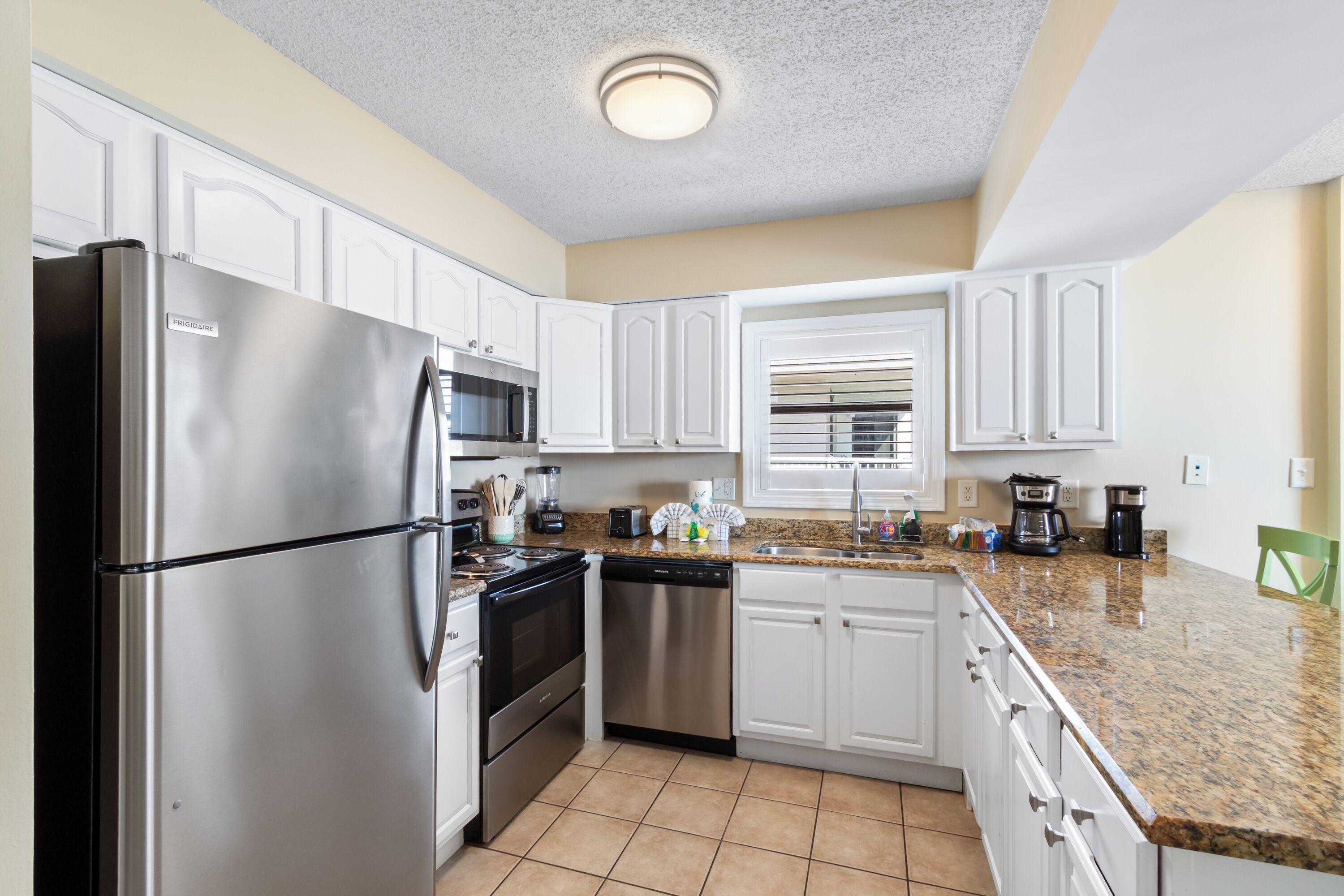 Comfort Condo, 3 Bedrooms, Balcony, Beach View | Private kitchen | Fridge, microwave, oven, stovetop