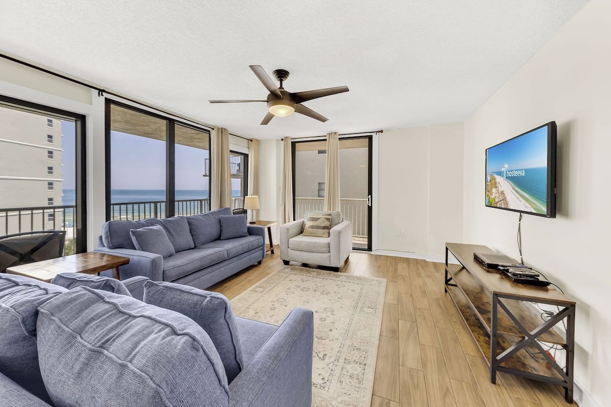 Signature Condo, 3 Bedrooms, Balcony | Living room