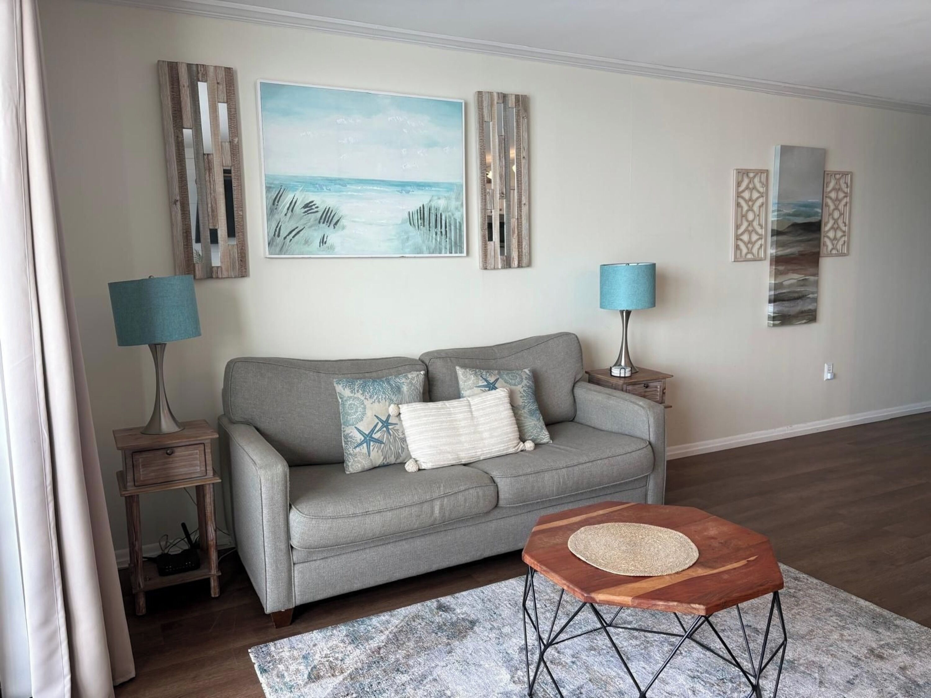 Leilighet – premium, 1 kingsize-seng med sovesofa, balkong, strandutsikt | Oppholdsrom | En 50-tommers smart-TV med digitale kanaler