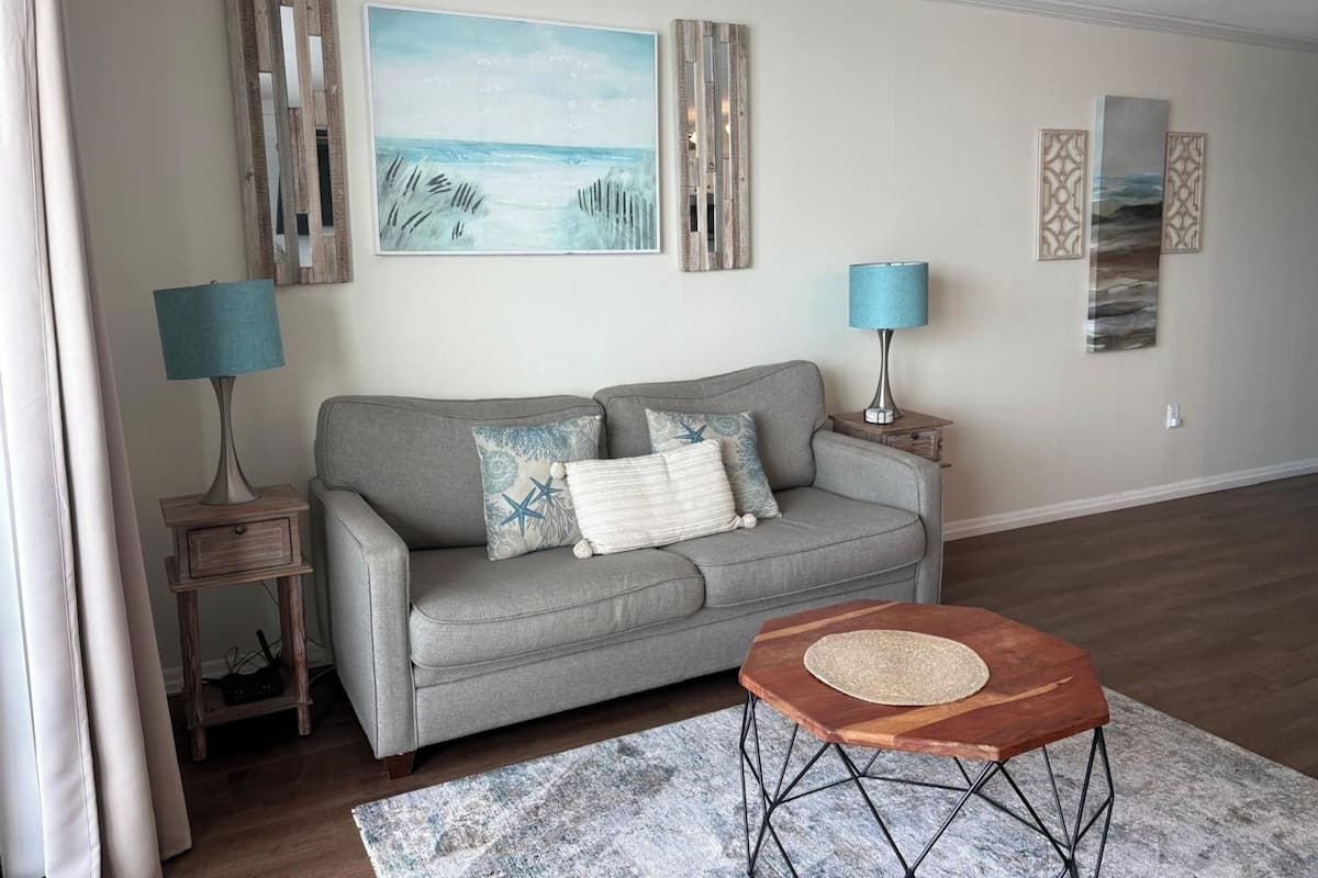 Leilighet – premium, 1 kingsize-seng med sovesofa, balkong, strandutsikt | Oppholdsrom | En 50-tommers smart-TV med digitale kanaler