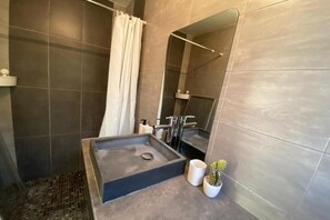 Douche, séchoir à cheveux, serviettes fournies, savon