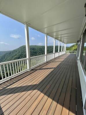 Terrace/patio - Mountain House located on Blue Ridge Parkway  (Galax)