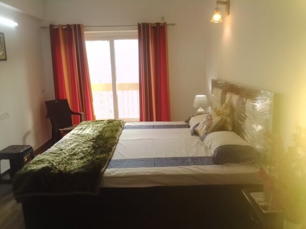 3 bedrooms, desk, iron/ironing board, free WiFi