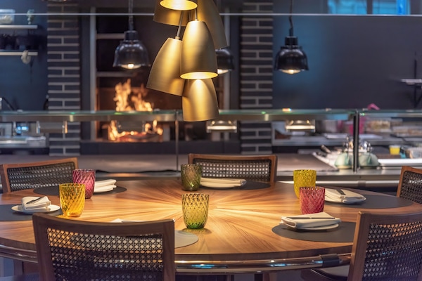 2 restaurants; breakfast, lunch, and dinner served