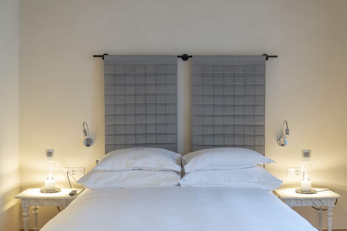 1 bedroom, hypo-allergenic bedding, desk, laptop workspace