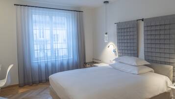 1 bedroom, hypo-allergenic bedding, desk, laptop workspace