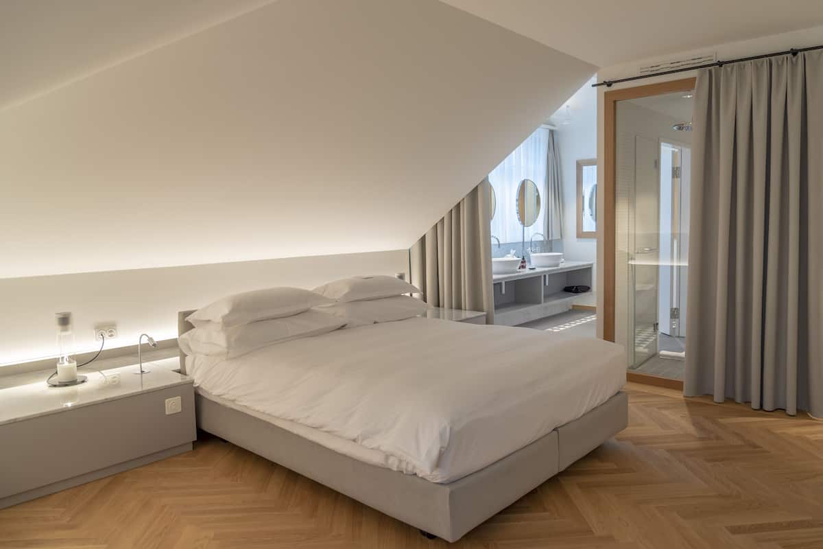 1 bedroom, hypo-allergenic bedding, desk, laptop workspace