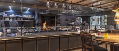 2 restaurants, serveren ontbijt