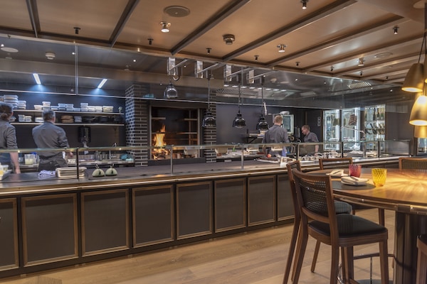 2 restaurantes, é servido café da manhã