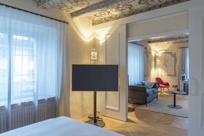 Historic Loft Premium | Hypo-allergenic bedding, desk, laptop workspace, blackout drapes - Hotel Caspar (Muri)