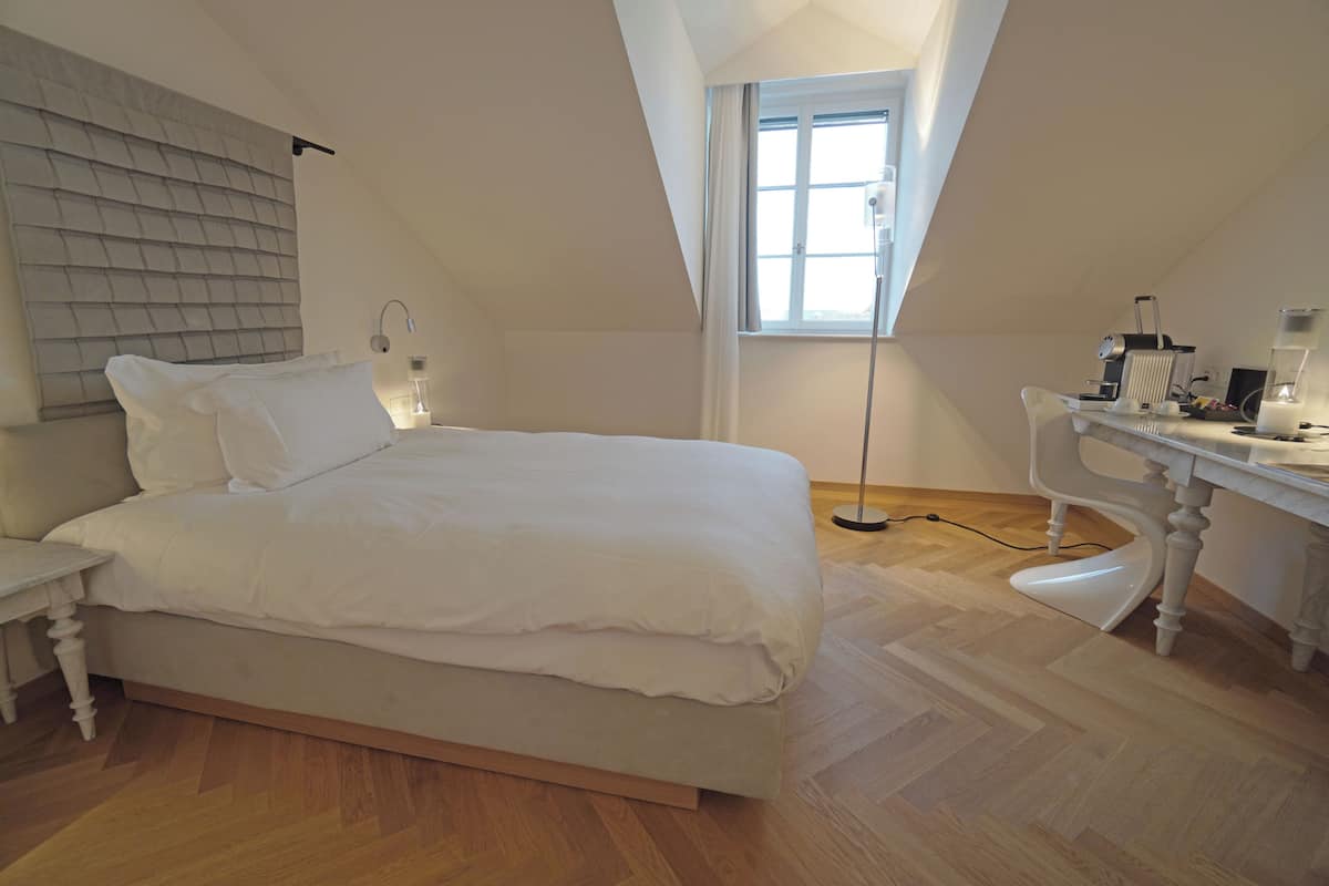 1 bedroom, hypo-allergenic bedding, desk, laptop workspace