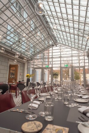 2 restaurants; breakfast, lunch, and dinner served - Hotel Caspar (Muri)