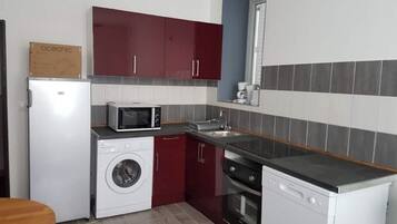 Frigorifero, microonde, forno, piano cottura