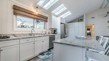 Réfrigérateur, micro-ondes, four, lave-vaisselle