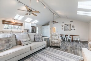 Living area - Fripp Island/Multi Family Friendly/ Dog Friendly/Spacious 3rd Row home/6 Seater Golf cart incl/-703 Amberjack (Fripp Island)