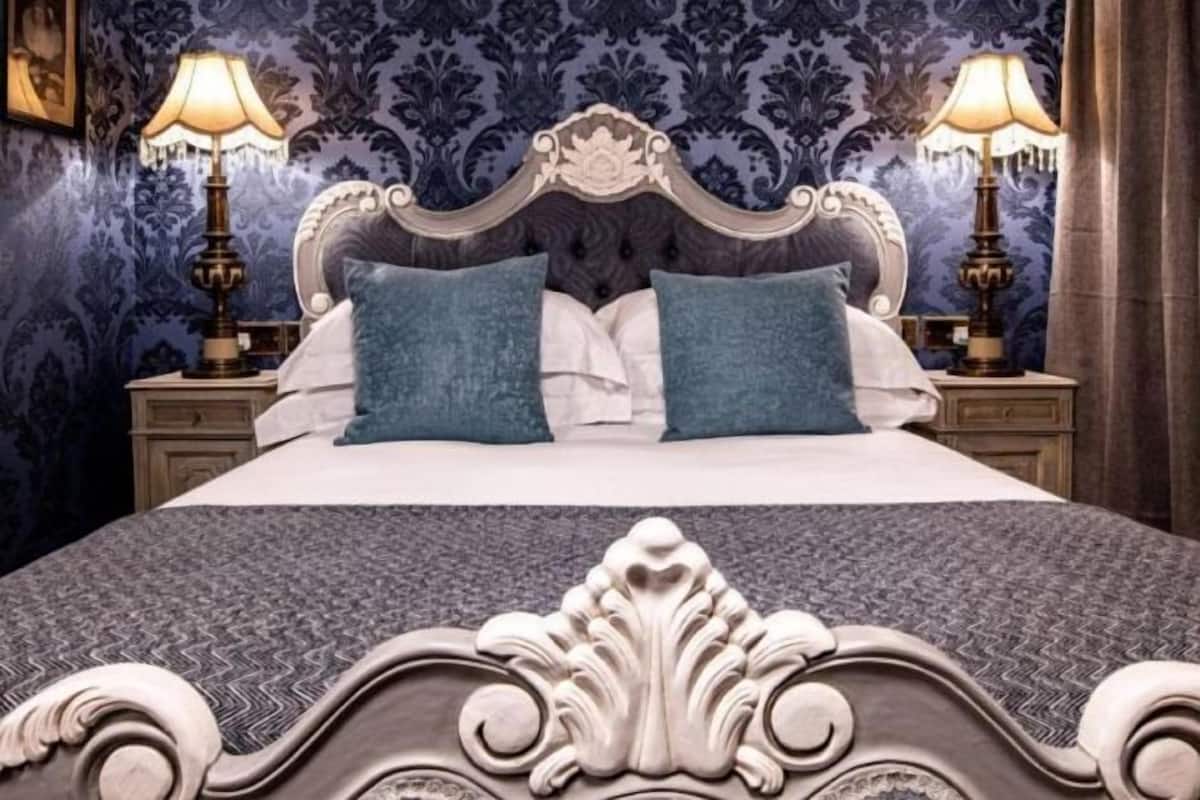 2 bedrooms, individually decorated, iron/ironing board, free WiFi