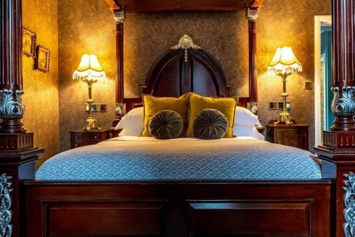 2 bedrooms, individually decorated, iron/ironing board, free WiFi