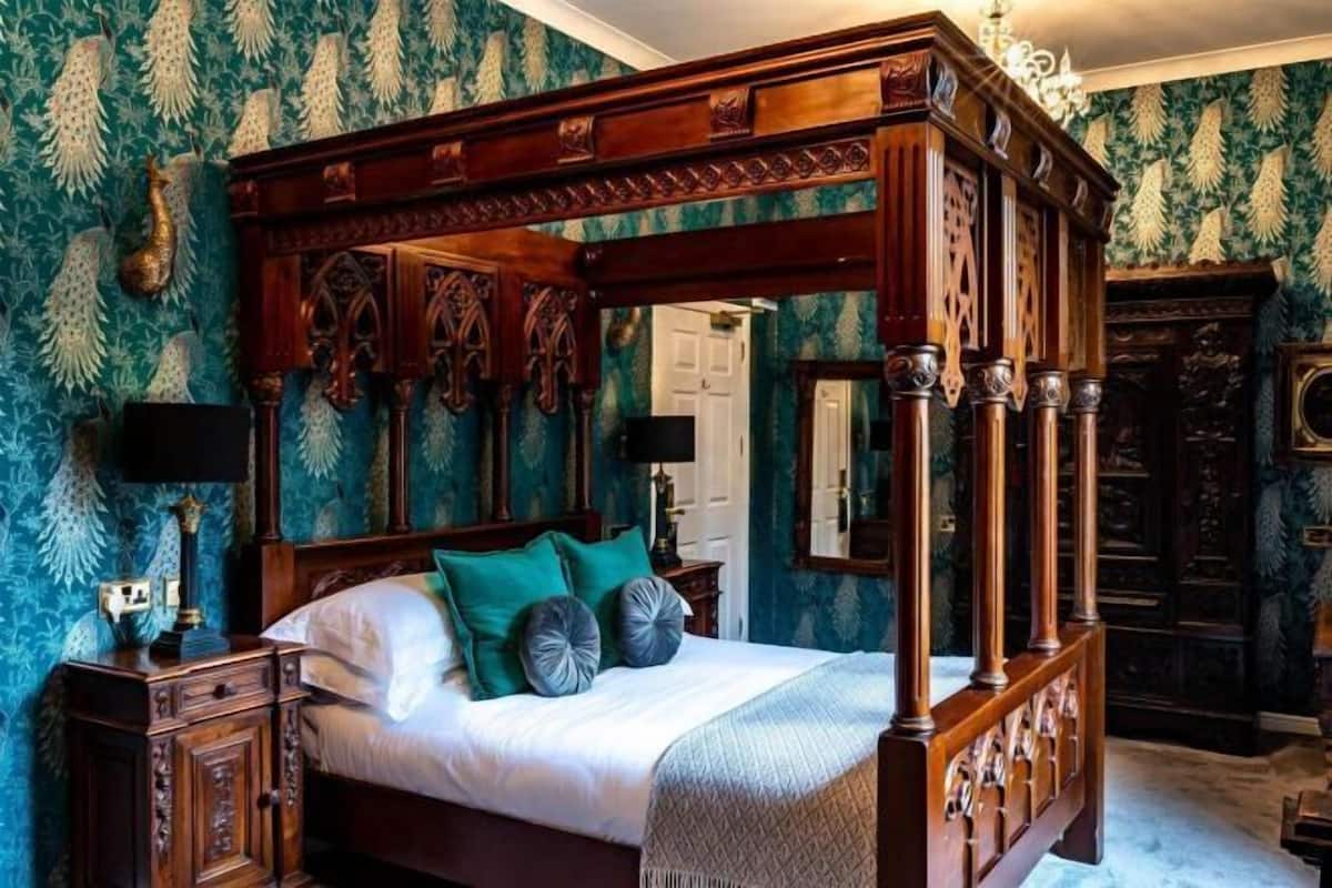 2 bedrooms, individually decorated, iron/ironing board, free WiFi