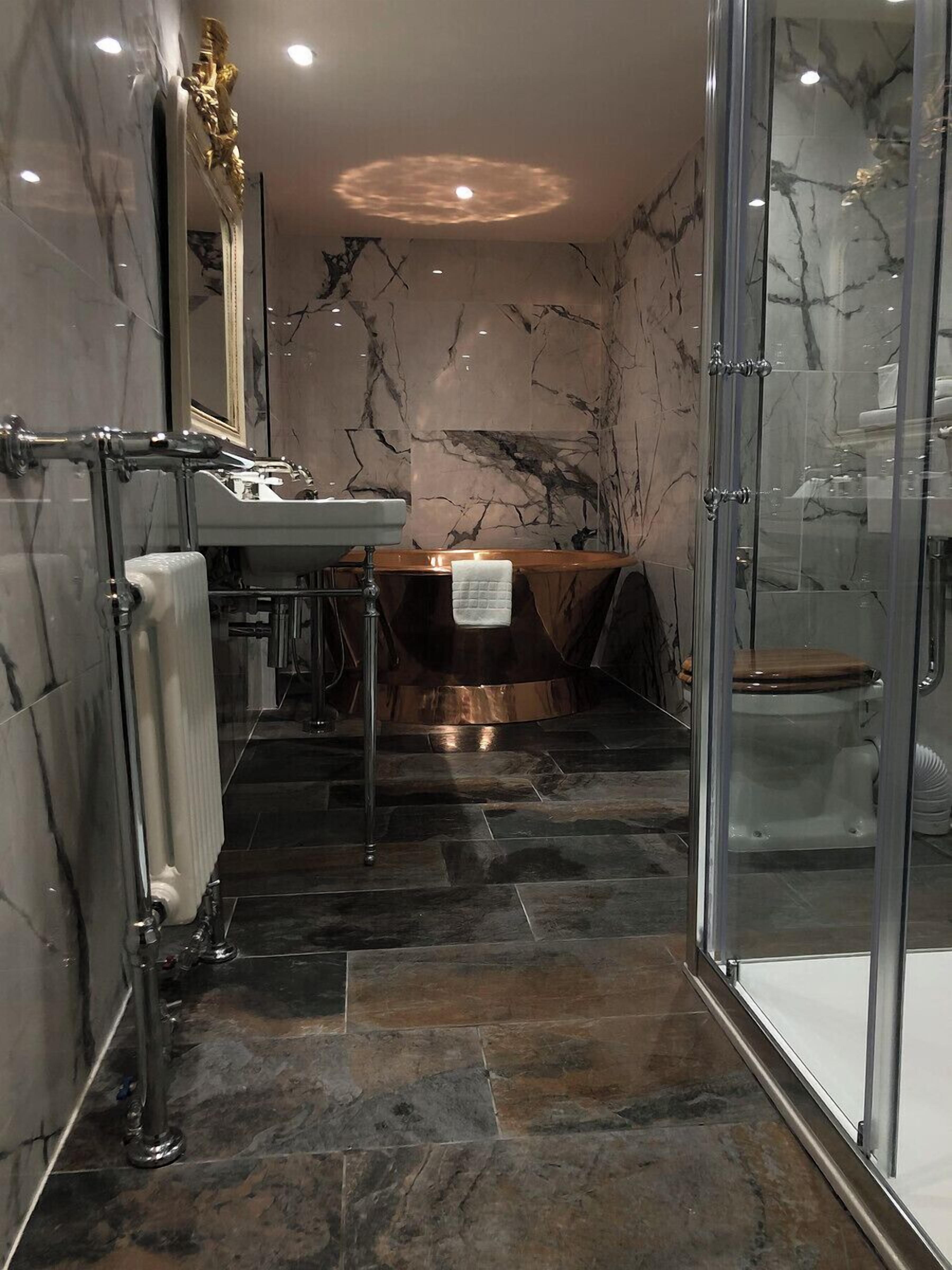 Toalettartikler (inkludert), hårføner og håndklær