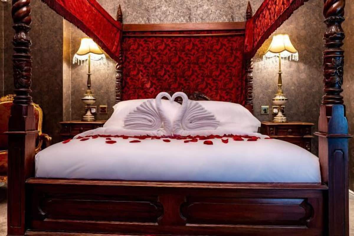 2 bedrooms, individually decorated, iron/ironing board, free WiFi