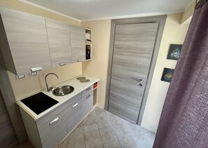 Kühlschrank, Mikrowelle, Herdplatte, Wasserkocher mit Kaffee-/Teezubehör