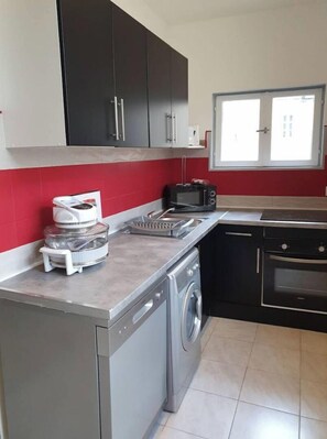 ثلاجة، ميكروويف، فرن، موقد طهي مسطح