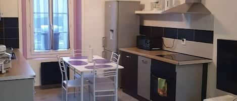 Refrigerador, microondas, horno, placa de cocina