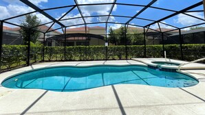 Ein Swimmingpool mit klarem, blauem Wasser, umgeben von einem überdachten Bereich mit Metallgestell und Fliesenboden.