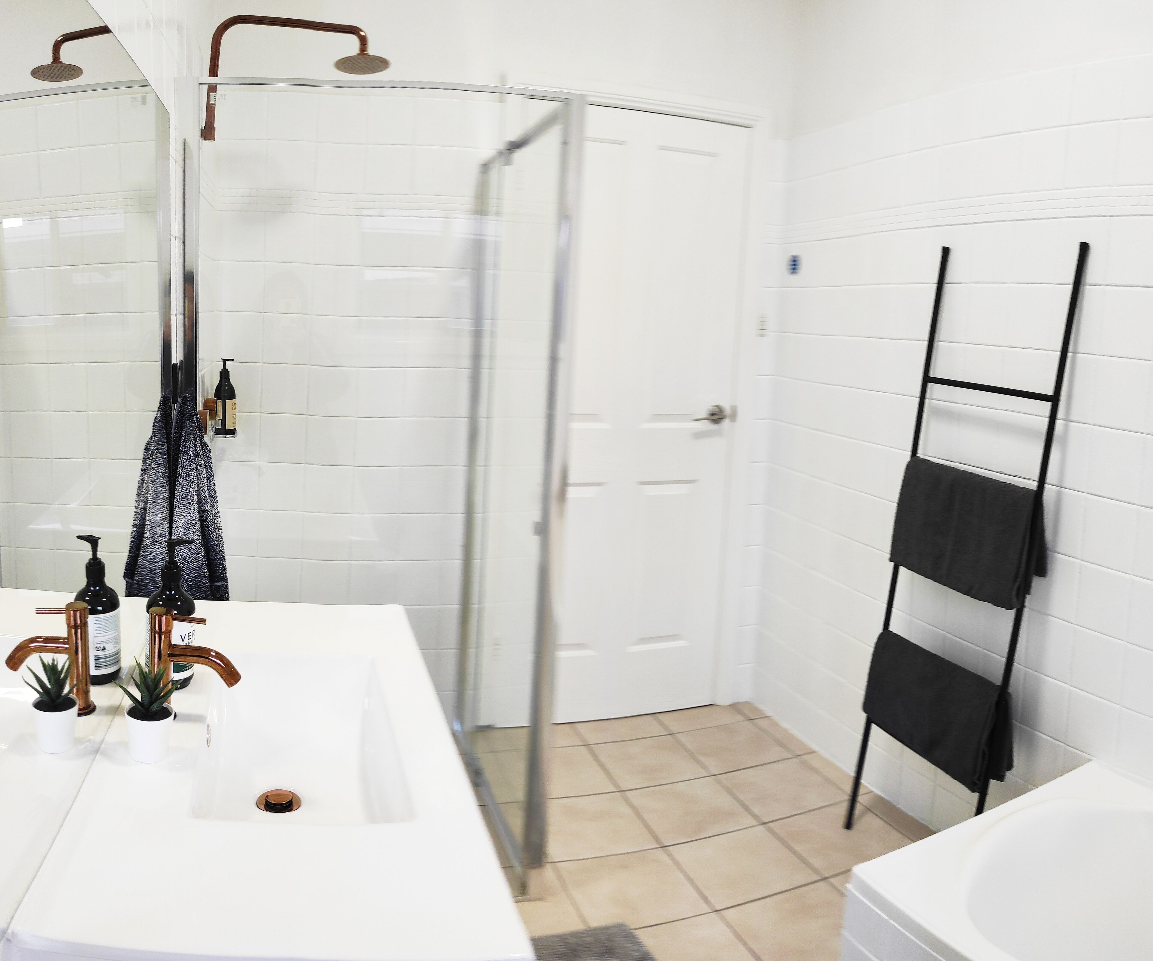 浴槽、ヘアドライヤー、タオル、石鹸