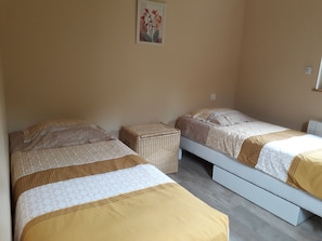 2 bedrooms, iron/ironing board, travel cot, free WiFi - Gîte à la Campagne 3 Étoiles (Saint-Martin-l'Aiguillon)