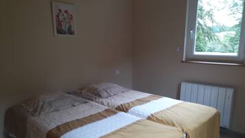 2 quartos, ferros/tábuas de passar roupa, berço de viagem