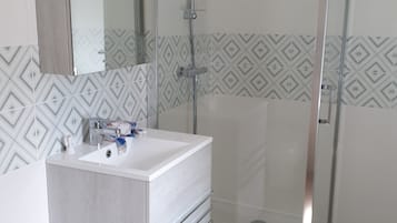 Douche, sèche-cheveux, serviettes fournies, papier toilette