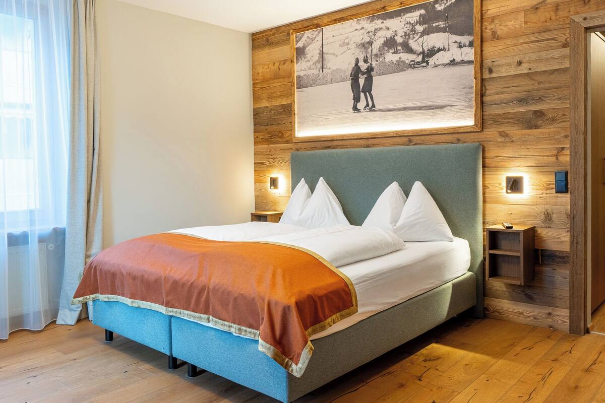 Habitación Premium doble | Ropa de cama de alta calidad, caja fuerte, escritorio y cortinas opacas