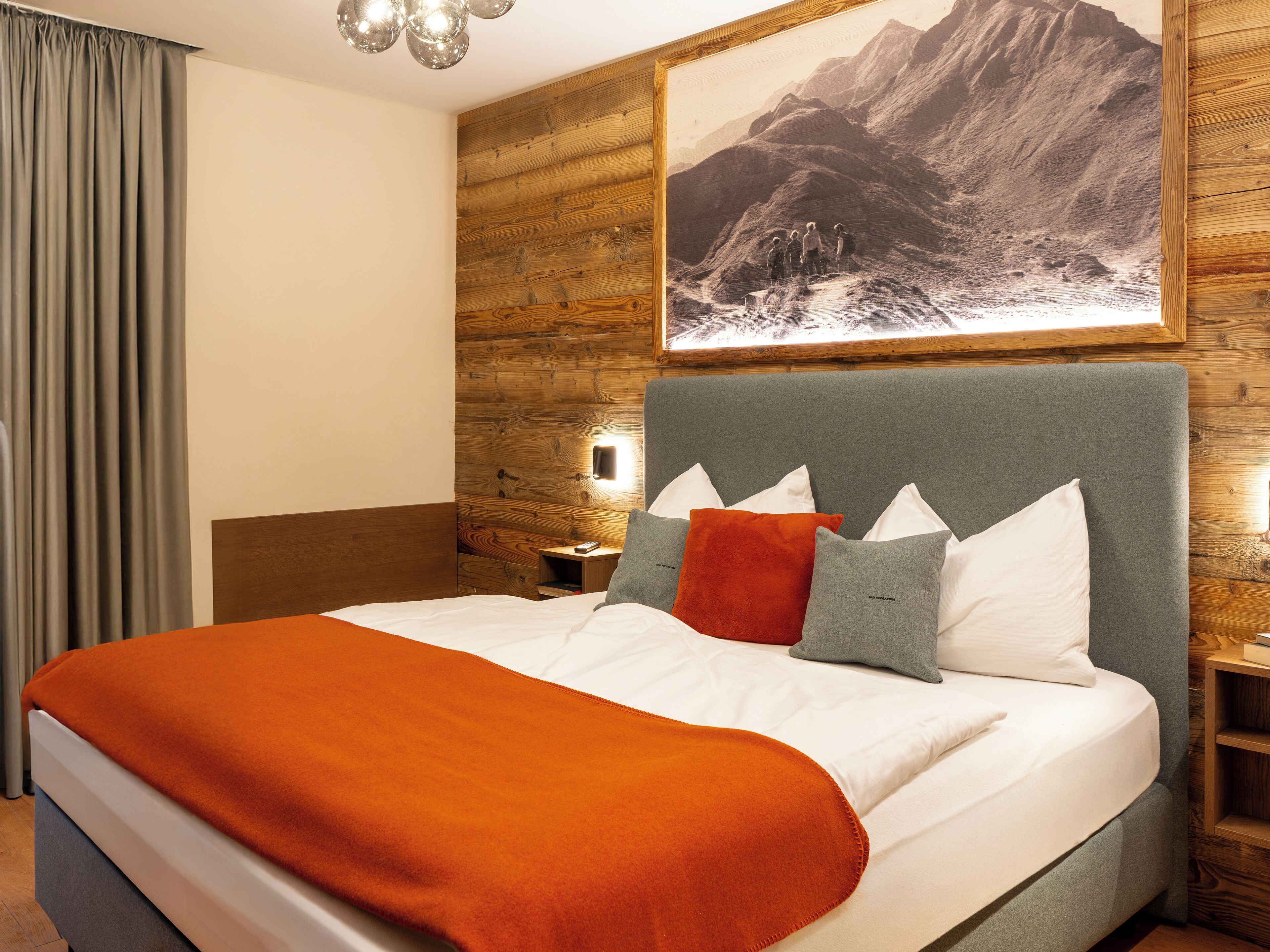 Kahden hengen classic-huone | Ylelliset vuodevaatteet, tallelokero huoneessa, työpöytä, pimennysverhot