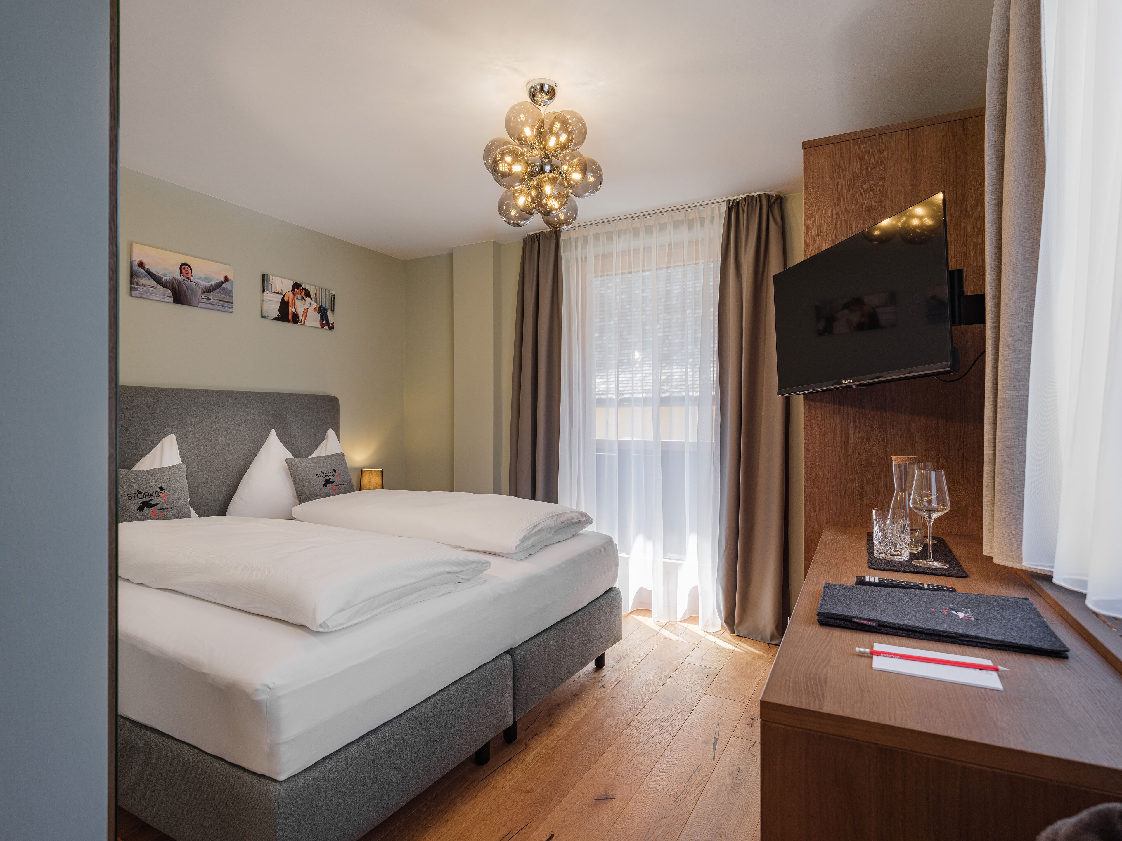 Ropa de cama de alta calidad y caja de seguridad en la habitación 