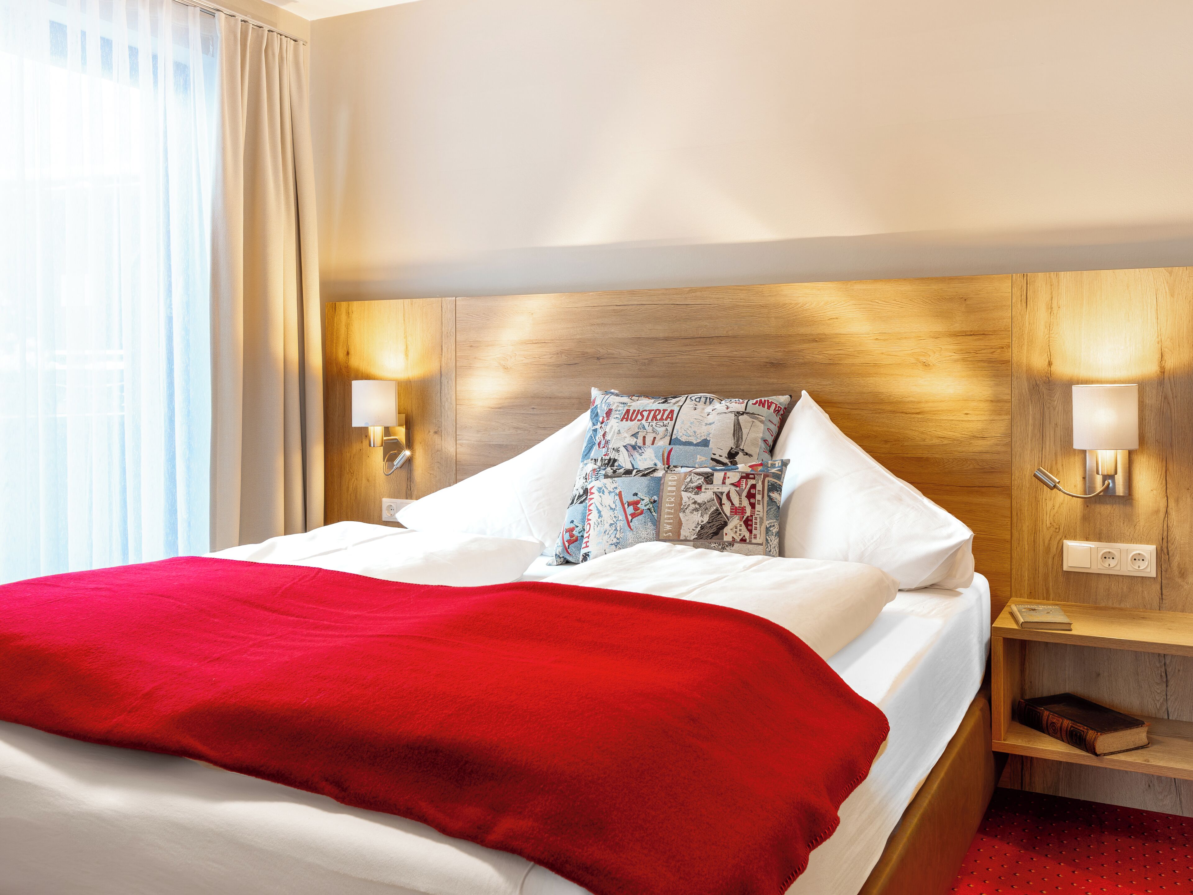 Deluxe-sviitti | Ylelliset vuodevaatteet, tallelokero huoneessa, työpöytä, pimennysverhot