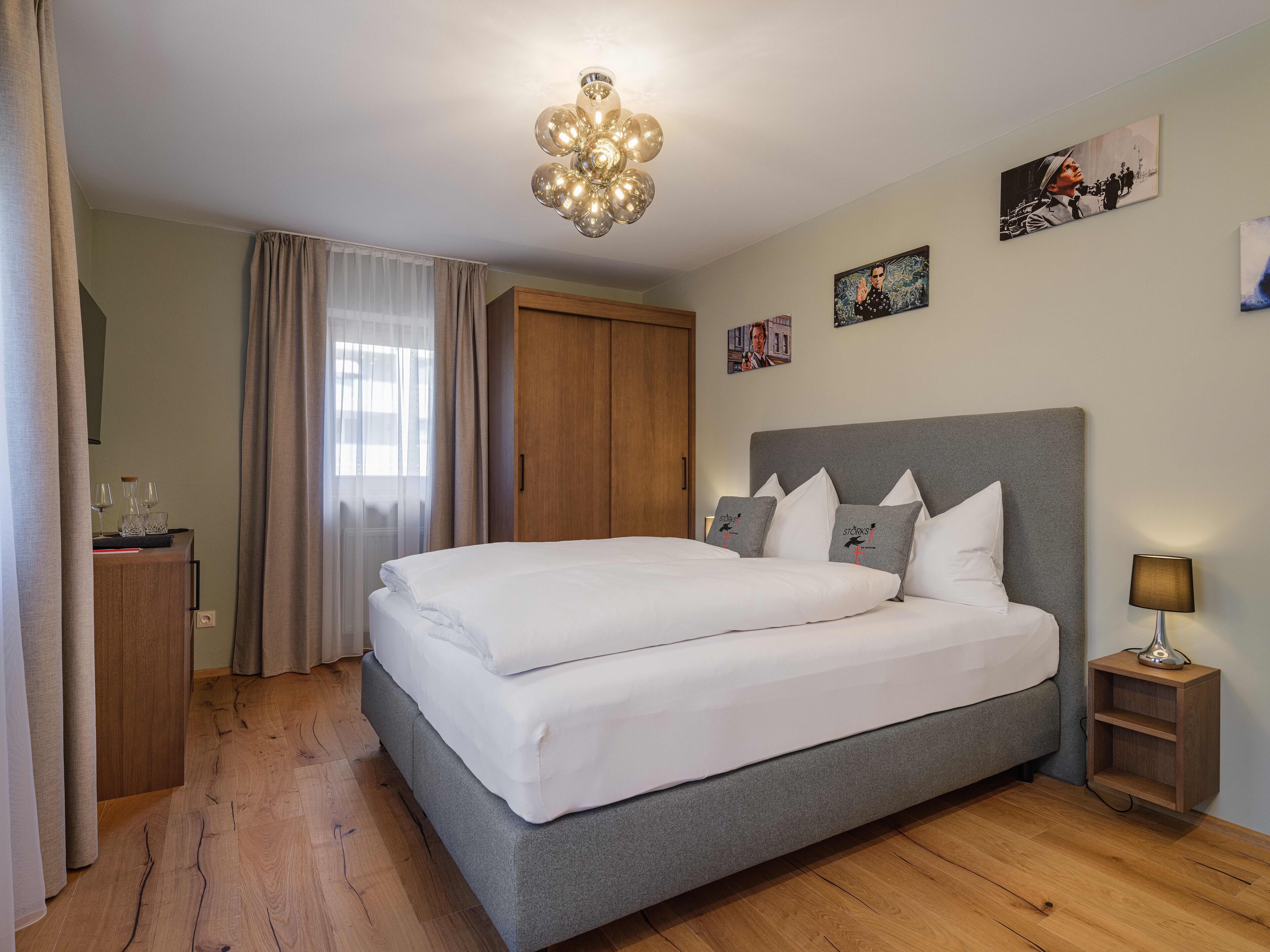 Habitación Confort | Ropa de cama de alta calidad y caja de seguridad en la habitación 